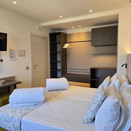 Hotel Pace برنزوني سول جاردا المظهر الخارجي الصورة
